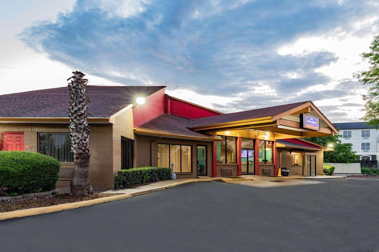 Howard Johnson By Wyndham Houston Hobby Airport Exterior photo