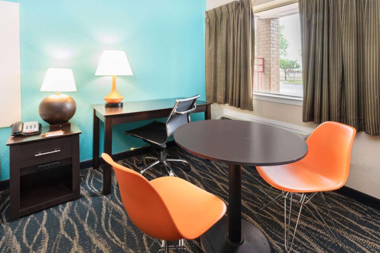 Howard Johnson By Wyndham Houston Hobby Airport Exterior photo