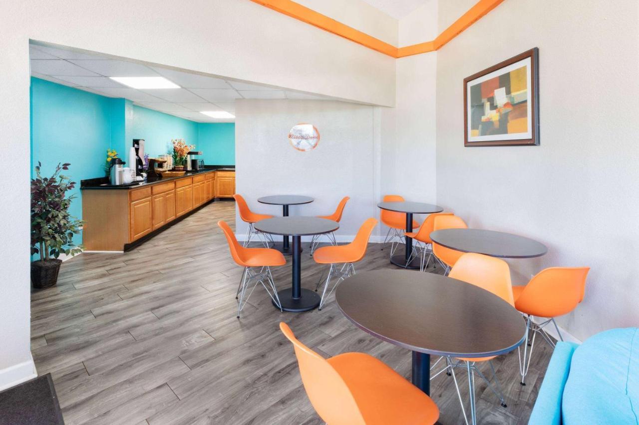 Howard Johnson By Wyndham Houston Hobby Airport Exterior photo