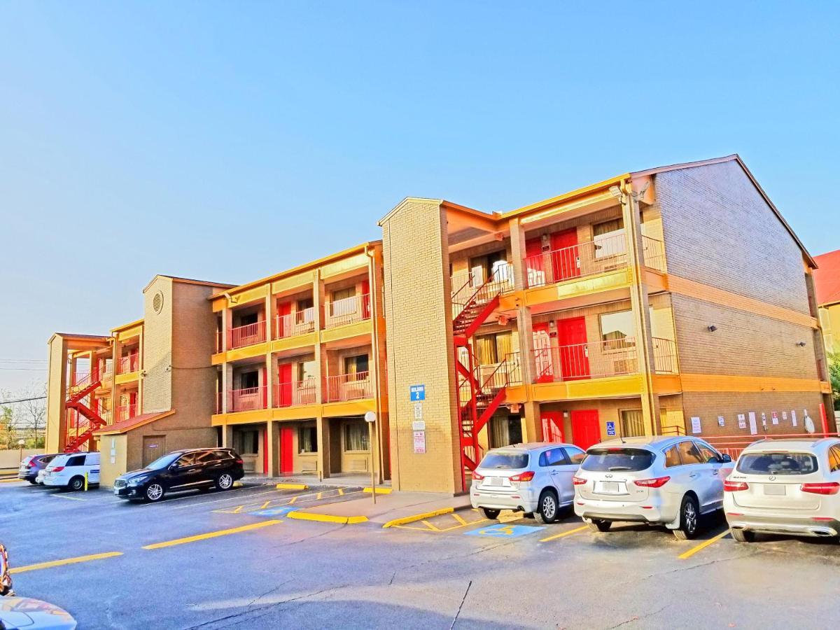 Howard Johnson By Wyndham Houston Hobby Airport Exterior photo